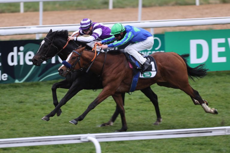 Erlaubnisreiter Robin Haedens reitet Sassoon im Derby