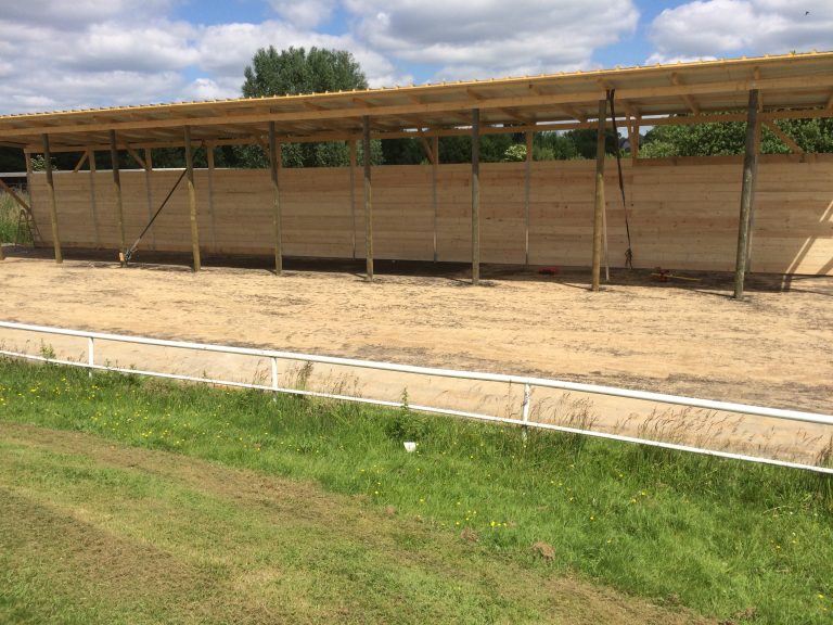 Neue Boxen – Hier werden die Derby-Pferde gesattelt