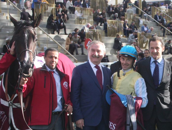 spuw19longchampoperavilla_marina_olivier_peslier_und_ganz_recht_trainer_carlos_laffon-parias_bei_der_siegerehrung_foto_hemke_img_3956